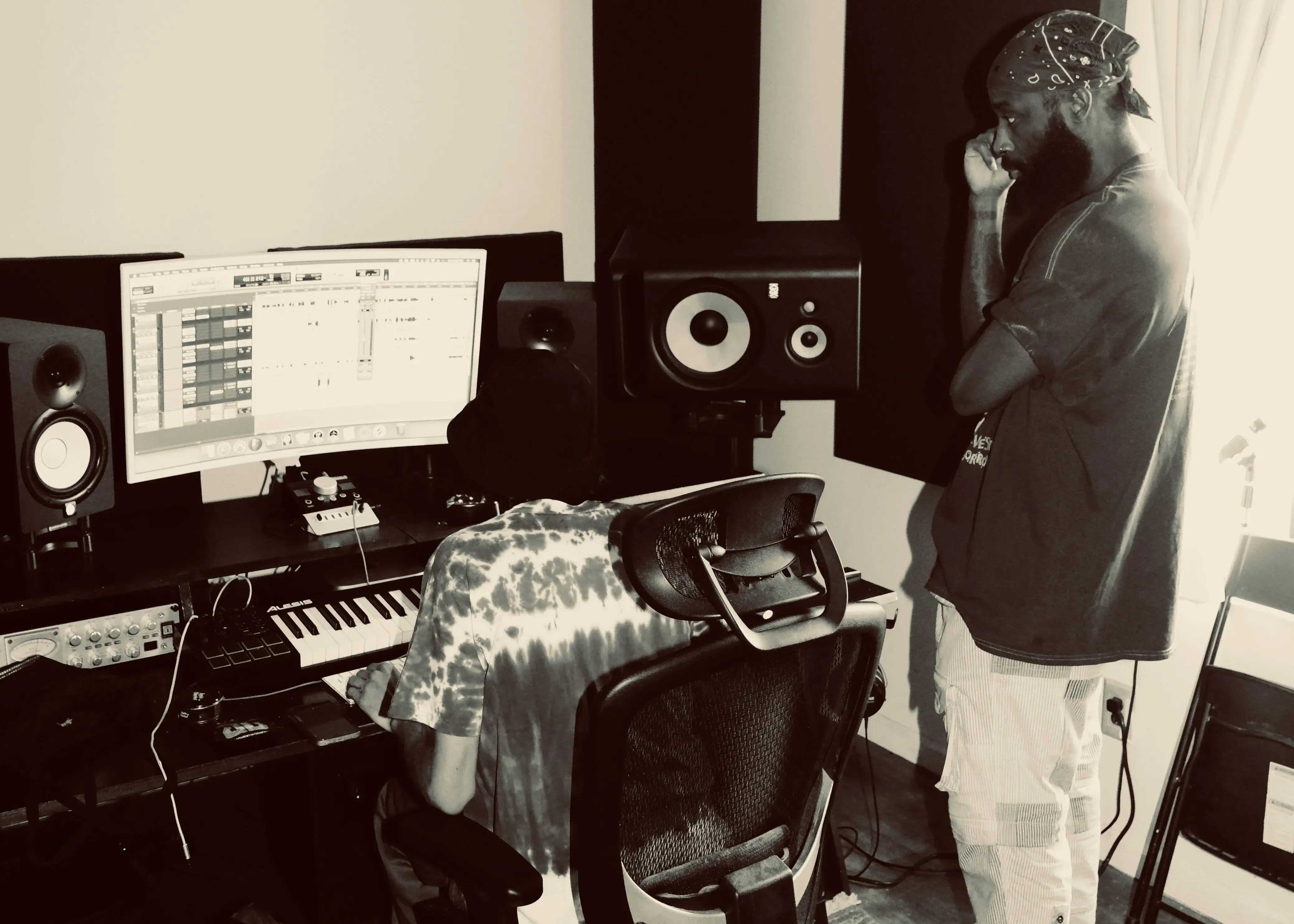 MC 视觉与音频形象设计 - Logo、色彩与声音标识定制